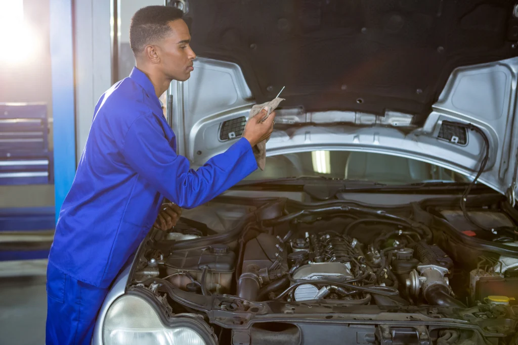mechanic-wiping-dipstick-with-napkin
